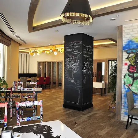 & River & Üdülőközpont 5*