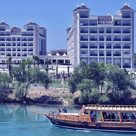 & River & منتجع 5*